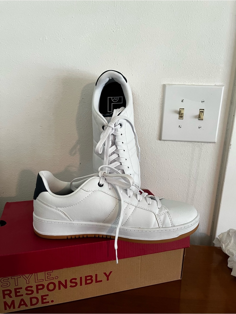 Men’s Levi’s Low-Top Sneakers with Gum Sole